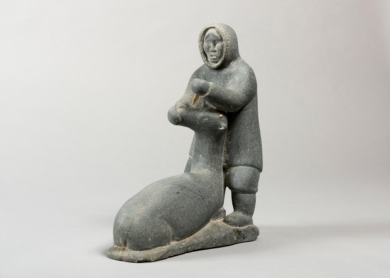 Uomo che uccide un caribù (alce)., Animali e figure umane (scultura) di popolazione Inuit - popolazione Inuit (seconda metà sec. XX)