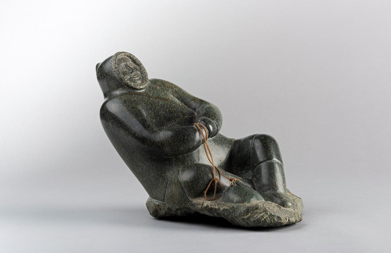 Uomo che estrae una foca dal ghiaccio., Animali e figure umane (scultura) di Kilabuk, Itoreaeak - popolazione Inuit (seconda metà sec. XX)