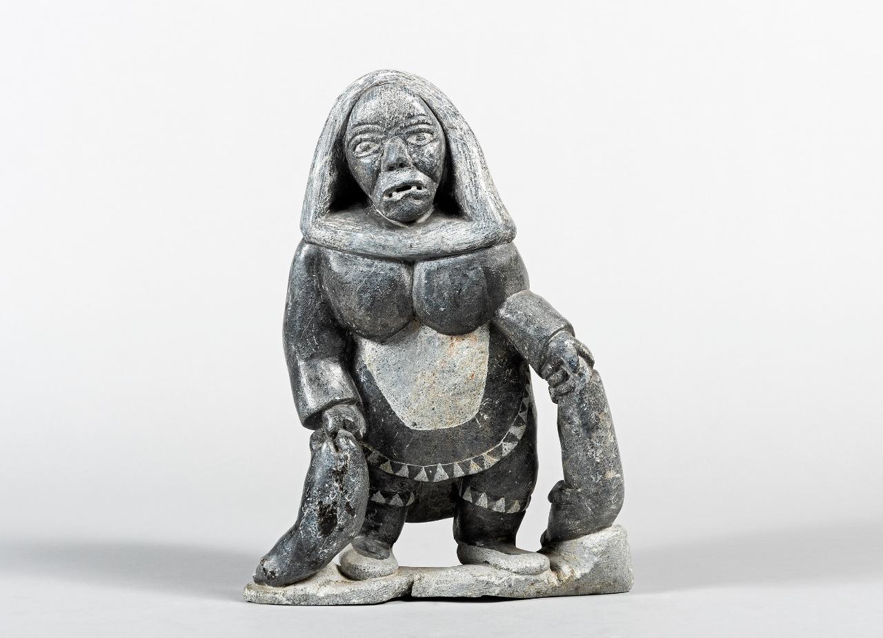 Anziana donna che trascina due piccole foche, Animali e figure umane (scultura) di popolazione Inuit - popolazione Inuit (seconda metà sec. XX)