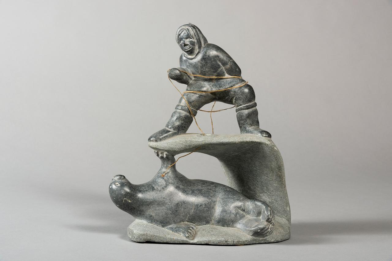 Uomo che estrae una foca dal ghiaccio/Scena di caccia alla foca (natsiq), Animali e figure umane (scultura) di Arnamissa, Jimmi - popolazione Inuit (seconda metà sec. XX)