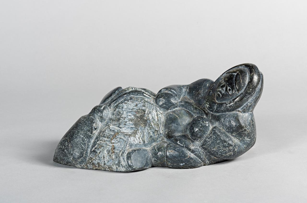 Uomo che estrae una foca dal foro del ghiaccio, Animali e figure umane (scultura) di popolazione Inuit - popolazione Inuit (seconda metà sec. XX)