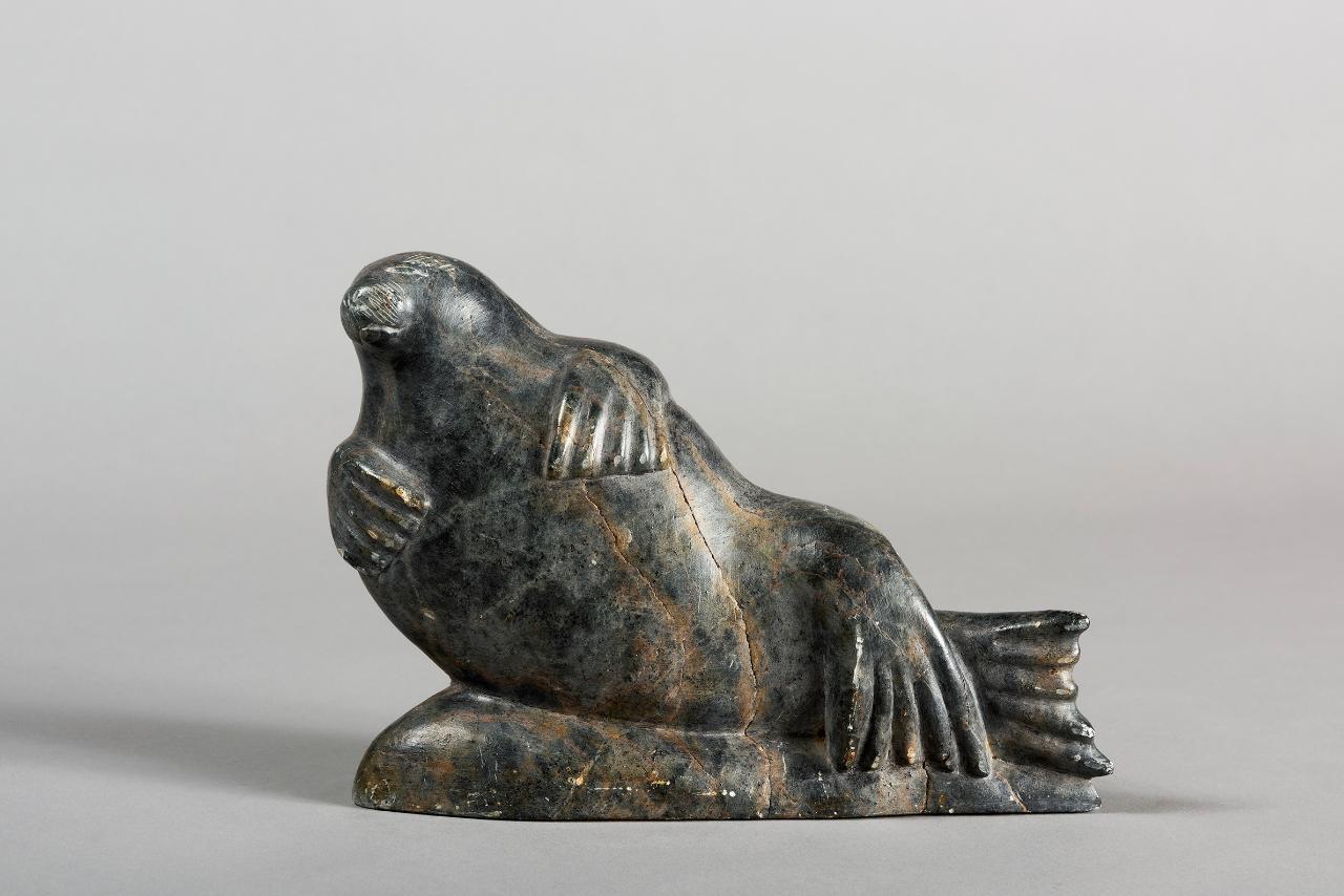 Foca che prende il sole, foche (scultura) di Kunuk, Peter - popolazione Inuit (seconda metà sec. XX)