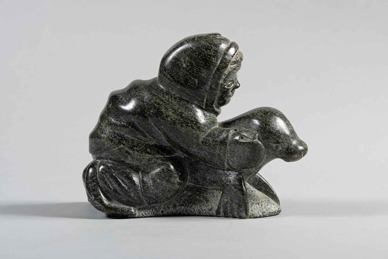 Uomo che cavalca una foca, Animali e figure umane (scultura) di Jaikupi, Aida - popolazione Inuit (seconda metà sec. XX)