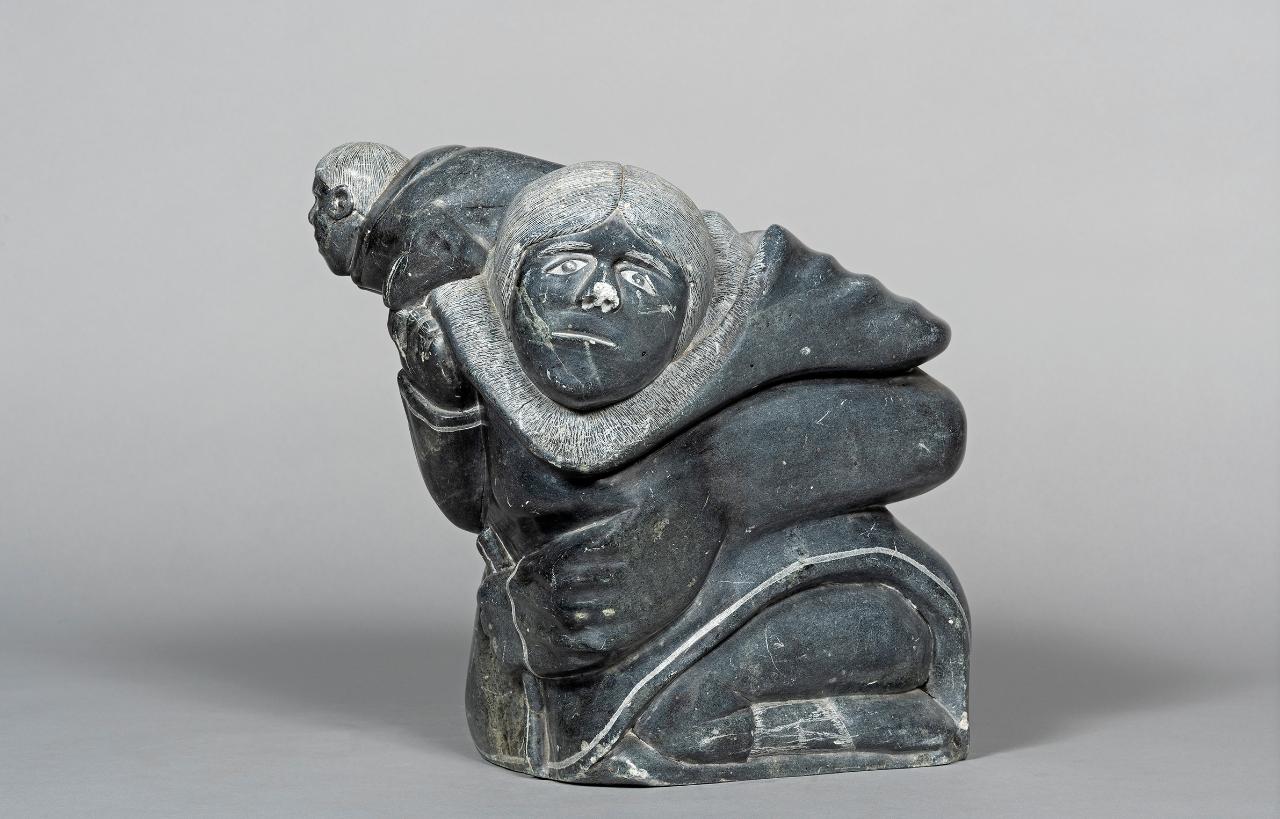 Donna in ginocchio con bambino, Donna con bambini (scultura) di Qumaluk, Pov - popolazione Inuit (seconda metà sec. XX)