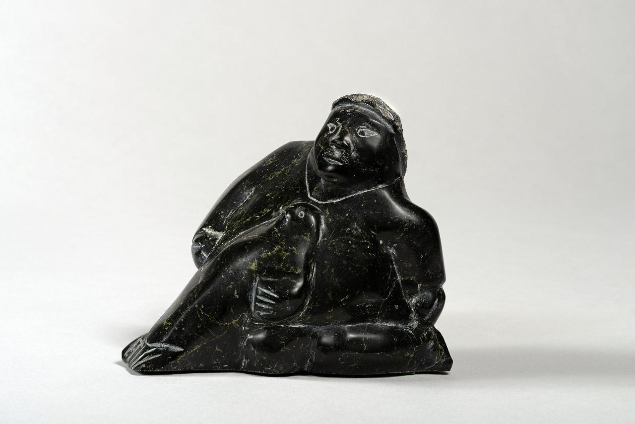 uomo inginocchiato con davanti ai piedi una piccola foca, Animali e figure umane (scultura) di popolazione Inuit - popolazione Inuit (seconda metà sec. XX)