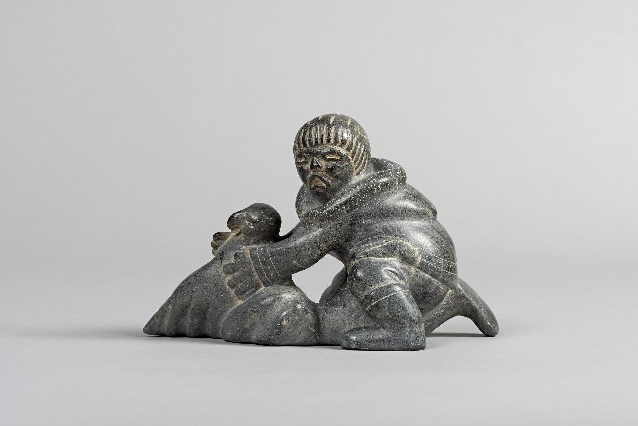 Leggenda - cacciatore, Uomo con uccelli artici (scultura) di Sappa, Charlie - popolazione Inuit (seconda metà sec. XX)