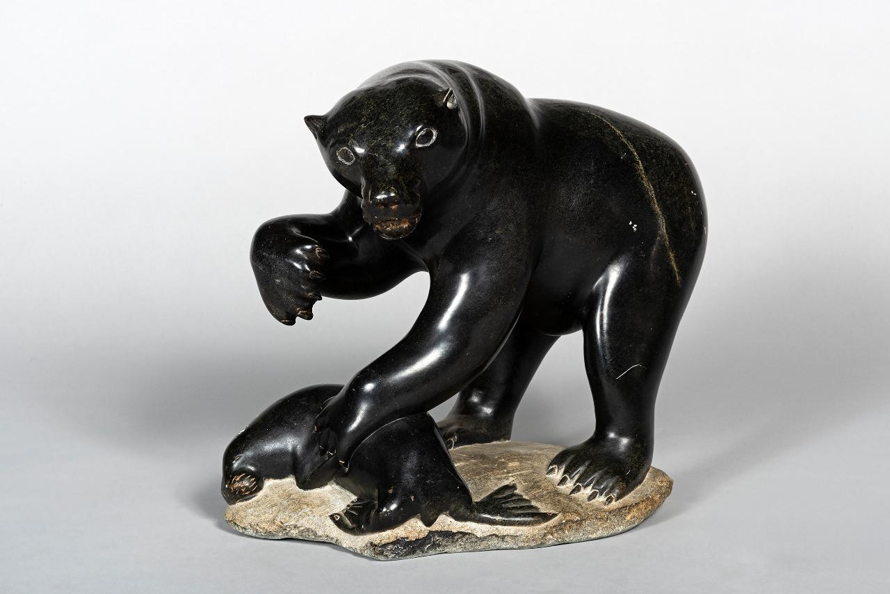 Orso (nanuk) e foca (natsiq), orso che uccide una foca Nanuq, orso e foche (scultura) di Iyaituk, Nutaraaluk - popolazione Inuit (seconda metà sec. XX)