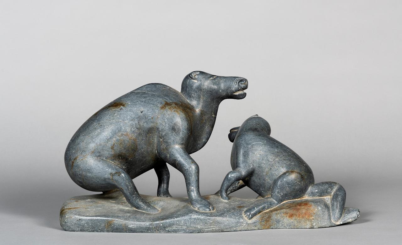 Femmina di caribù con cane, caribù e cucciolo di cane (scultura) di Qoomaluk - popolazione Inuit (seconda metà sec. XX)
