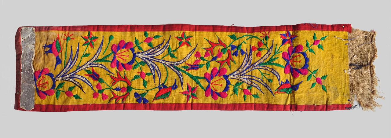 Fiori e uccelli (frammento di paramento) - ambito Sud America (sec. XX)