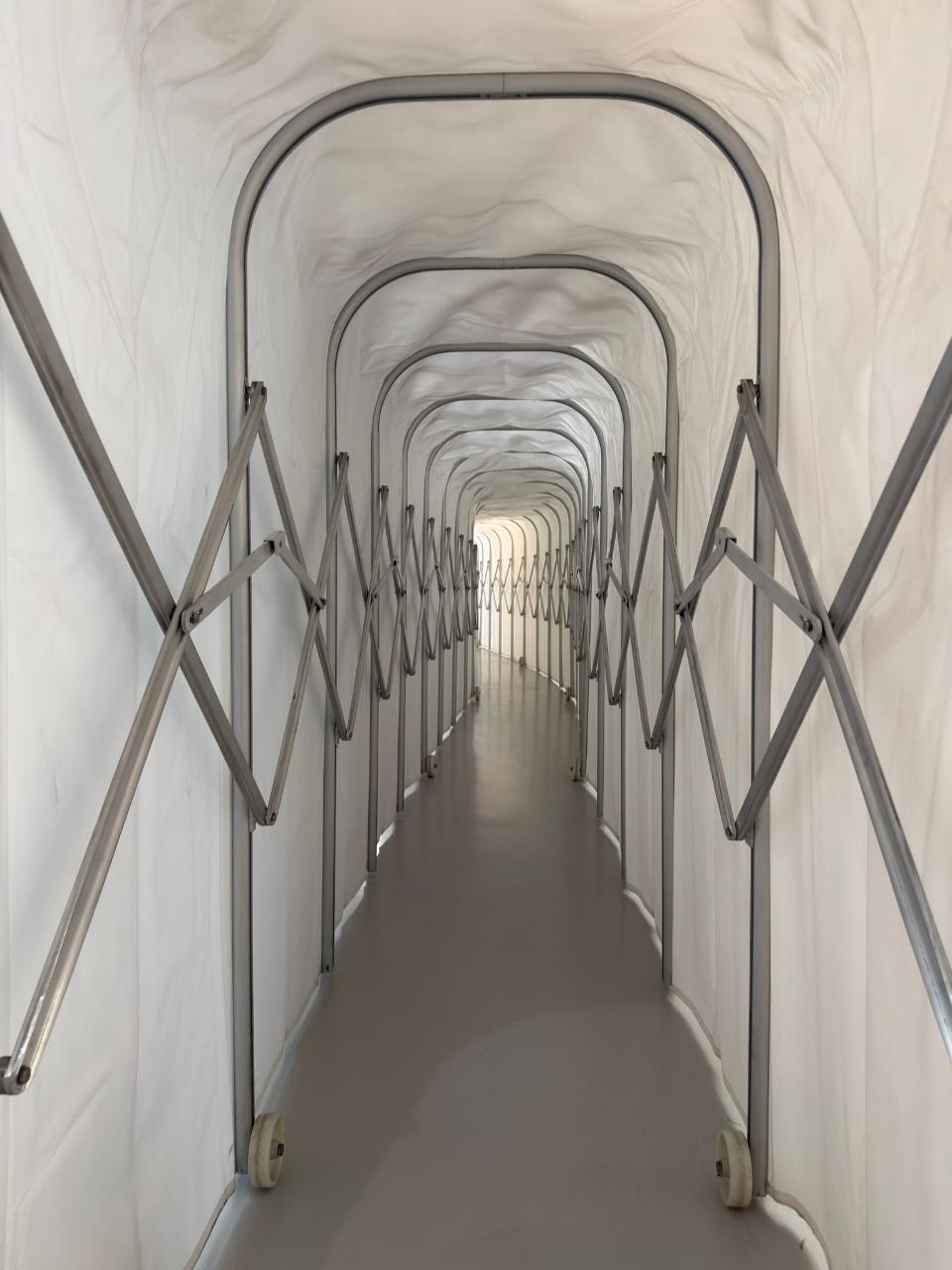 Senza titolo, Tunnel (installazione) di Gabellone , Giuseppe (sec. XX)