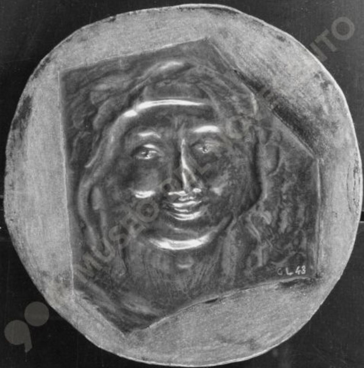 Sorriso, figura umana (bassorilievo) di Guerrini, Lorenzo (seconda metà sec. XX)