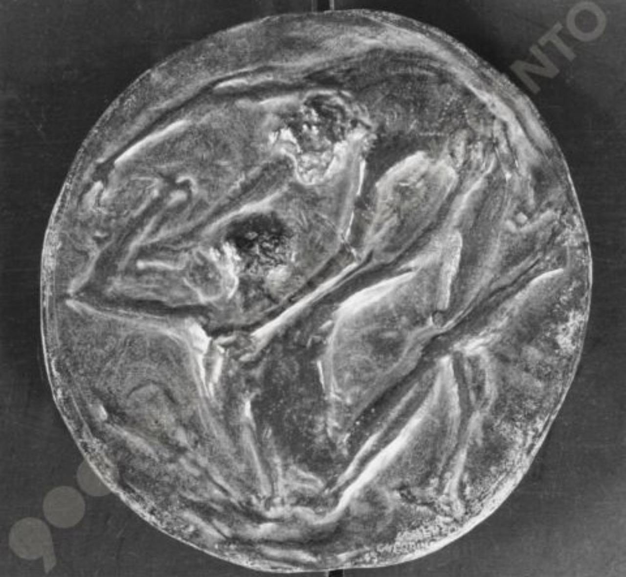 Soccorso, figura umana (bassorilievo) di Guerrini, Lorenzo (seconda metà sec. XX)