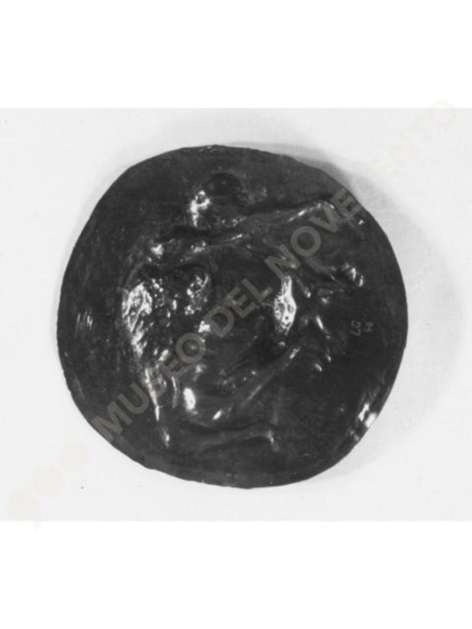 Figura accasciata, figura umana (bassorilievo) di Guerrini, Lorenzo (seconda metà sec. XX)