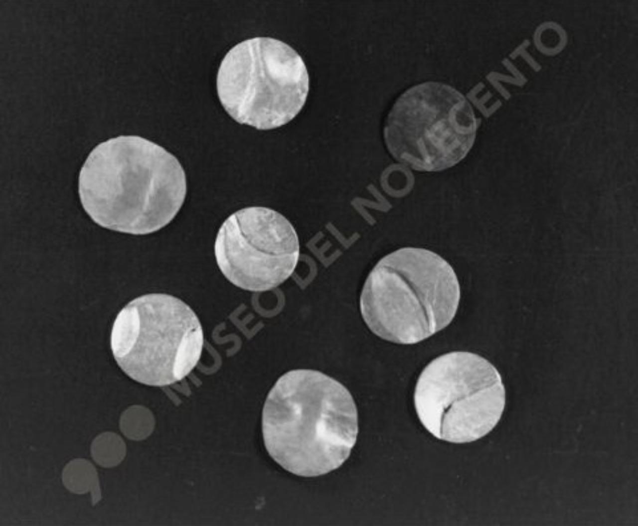 1 distintivo A.I.C.A., composizione astratta (bassorilievo) di Guerrini, Lorenzo (seconda metà sec. XX)