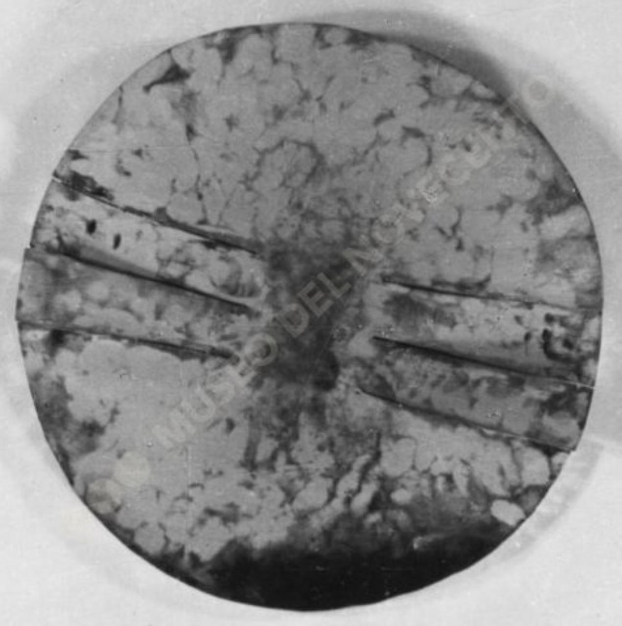 Medaglia tagliata, composizione astratta (bassorilievo) di Guerrini, Lorenzo (seconda metà sec. XX)
