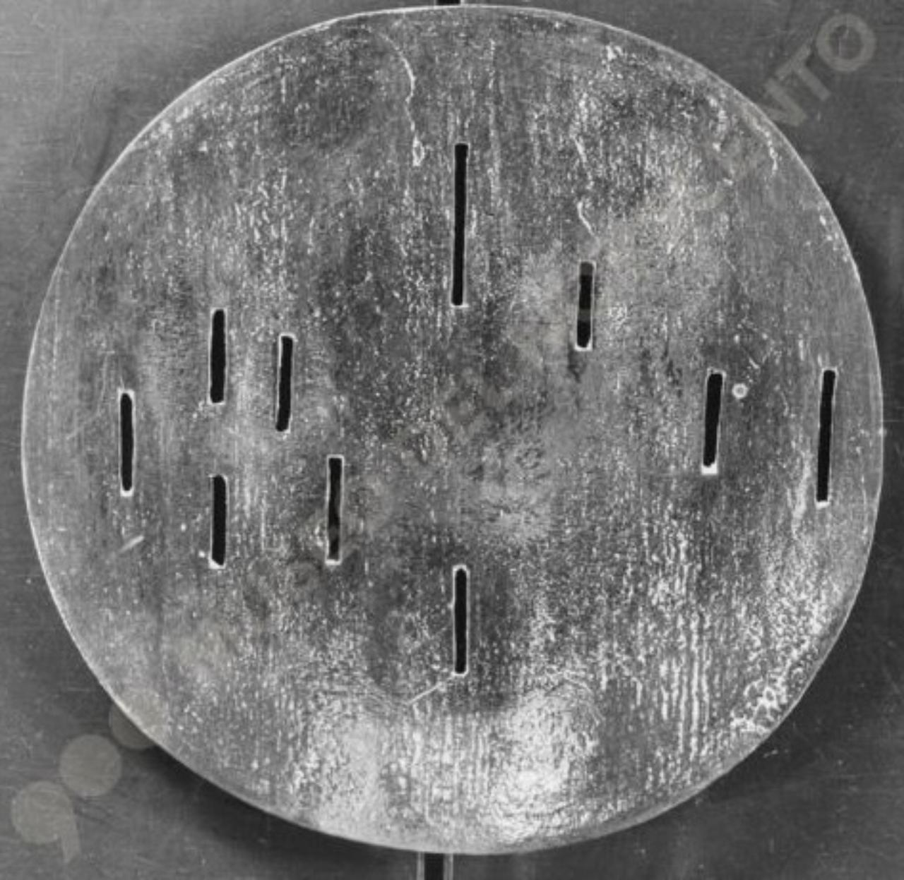 Medaglia bucata larga, composizione astratta (bassorilievo) di Guerrini, Lorenzo (seconda metà sec. XX)