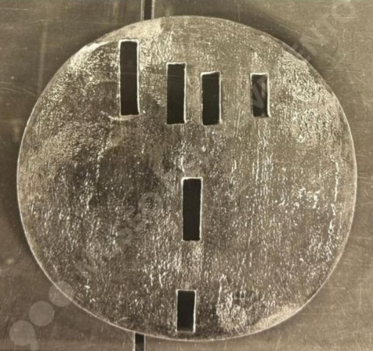 Medaglia bucata stretta, composizione astratta (bassorilievo) di Guerrini, Lorenzo (seconda metà sec. XX)