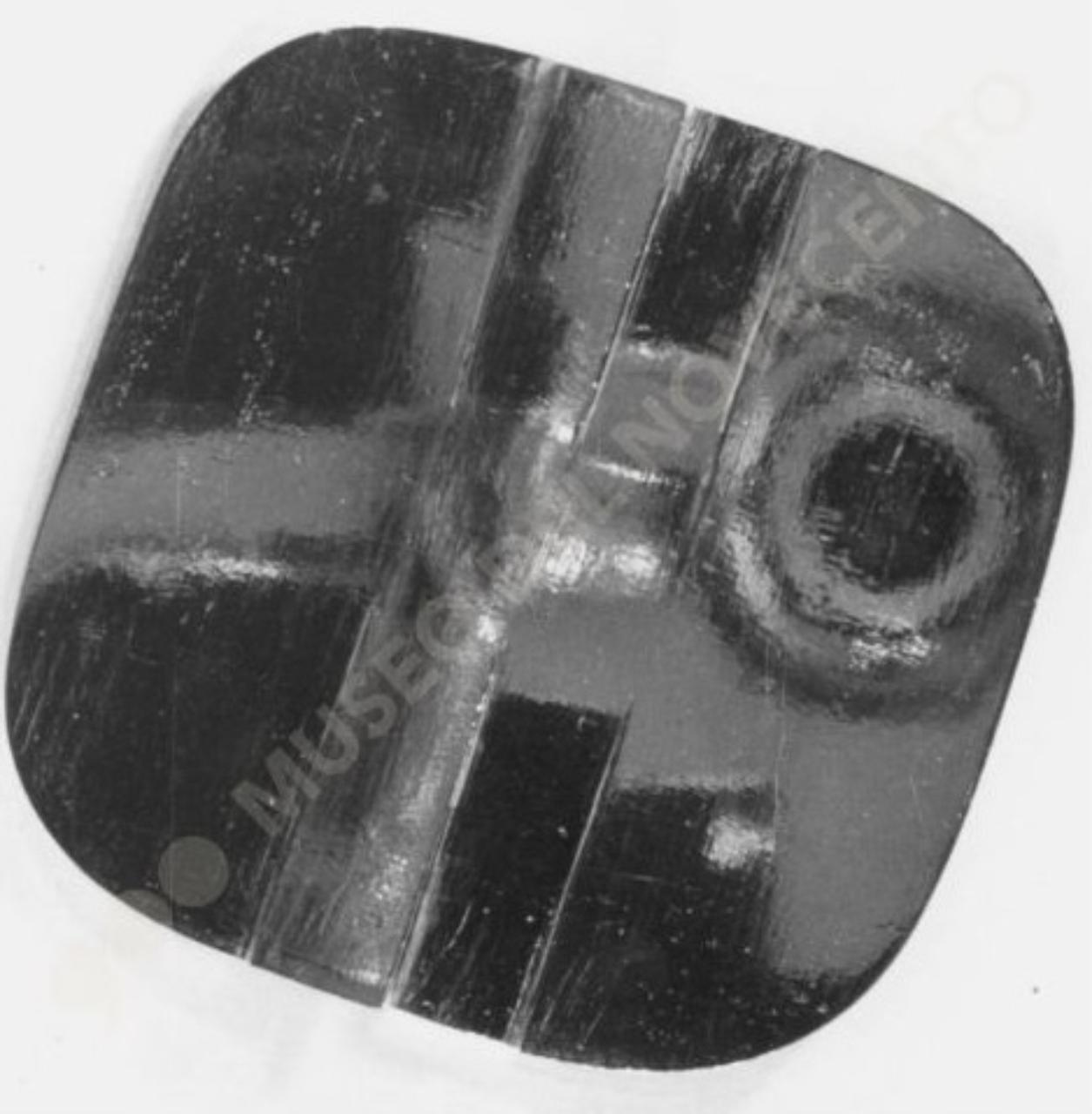Medaglia quadrata tagliata, composizione astratta (bassorilievo) di Guerrini, Lorenzo (seconda metà sec. XX)
