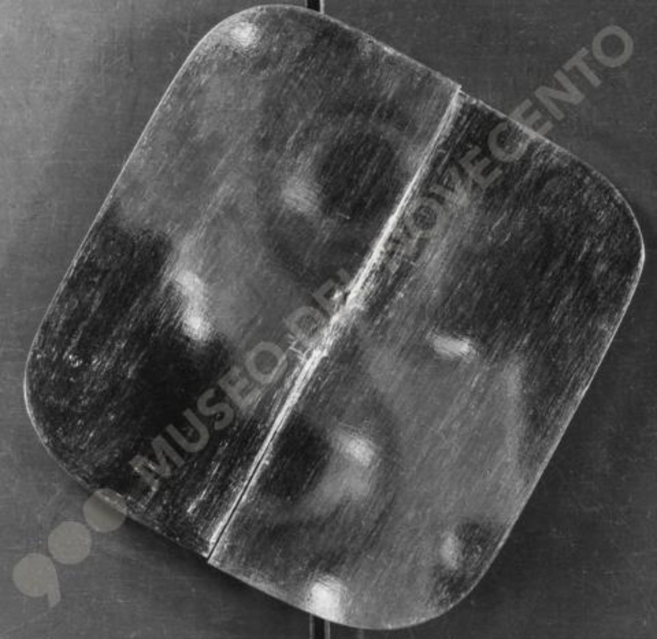 Medaglia quadrata tagliata, composizione astratta (bassorilievo) di Guerrini, Lorenzo (seconda metà sec. XX)