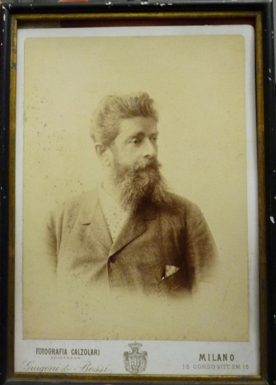 Ritratto del dottor Junker, ritratto maschile (ritratto fotografico) di Guigoni E. & Bossi A. (ultimo quarto sec. XIX)