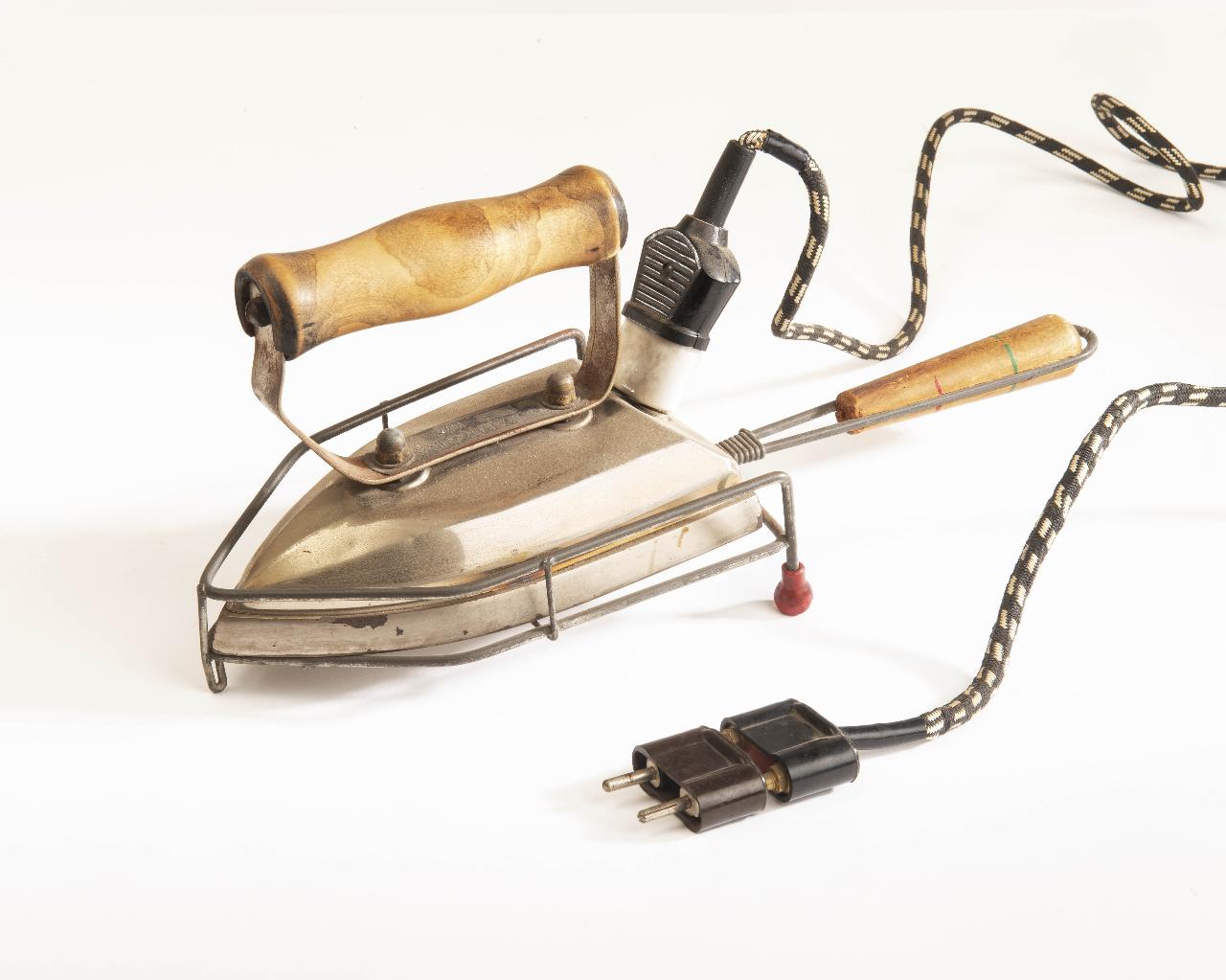 ferro da stiro - produzione lombarda (sec. XX)