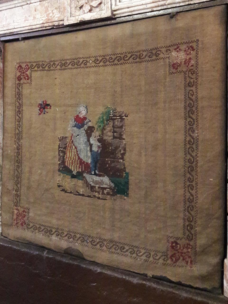 figura femminile con bambino (paracamino) - manifattura italiana (secc. XIX/ XX)