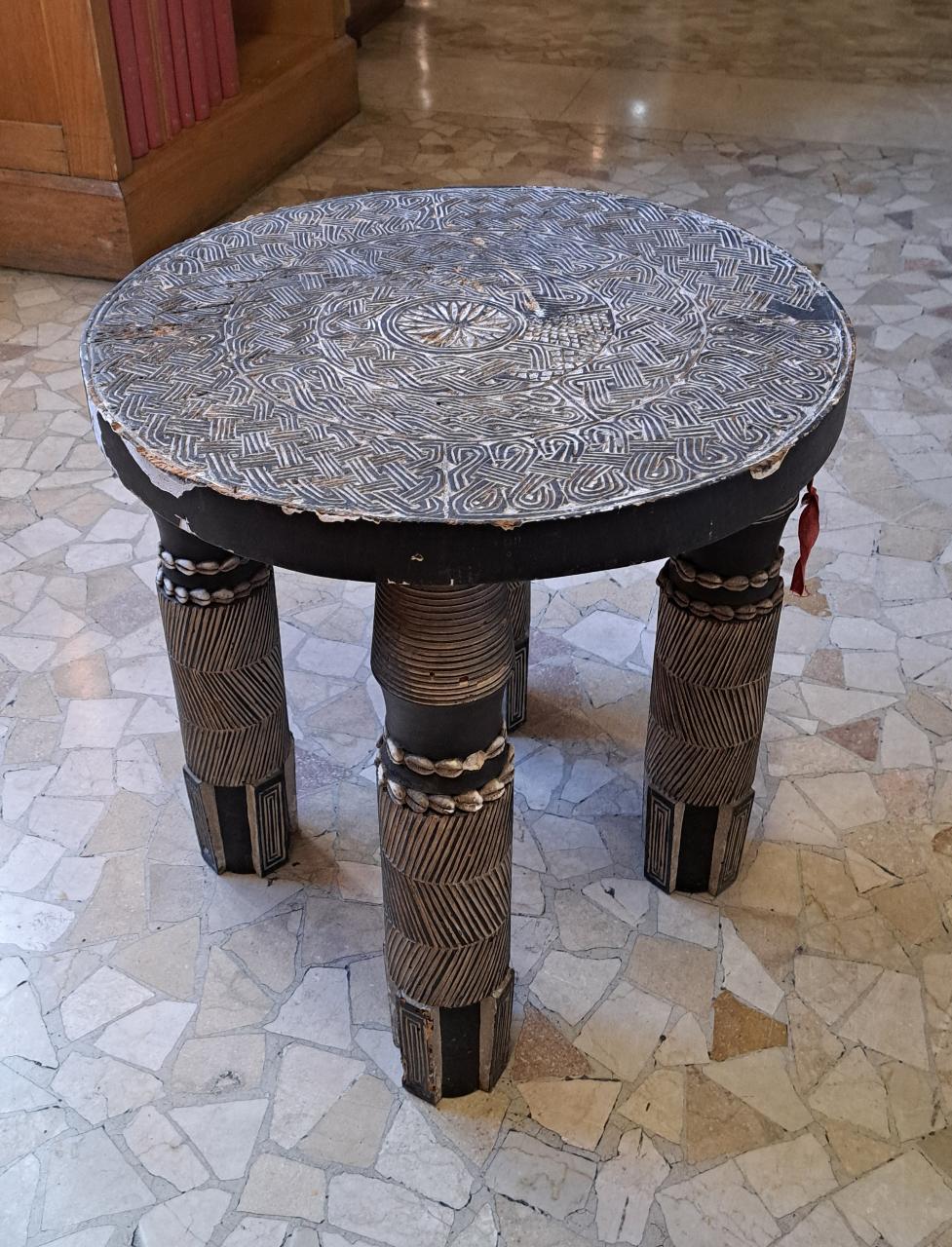 tavolino - ambito Africa orientale (prima metà sec. XX)