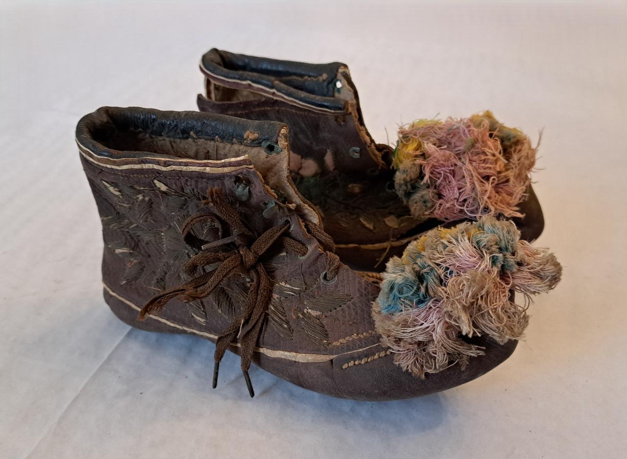 fiori (scarpe) - ambito greco-albanese (?) (prima metà sec. XX)