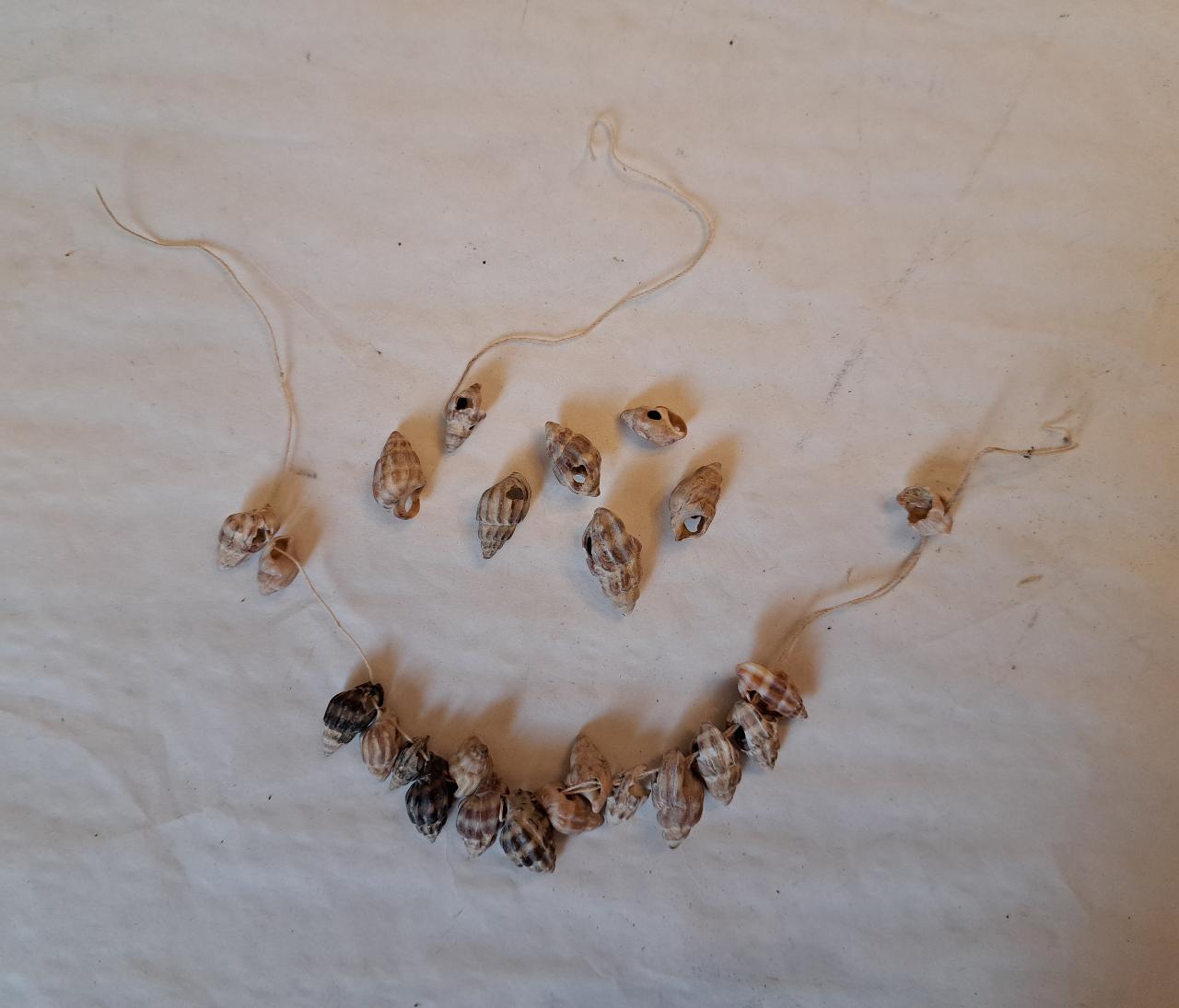 frammenti di collana o bracciale - ambito Africa (prima metà sec. XX)