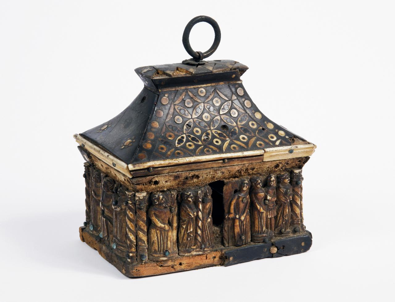 Cofanetto rettangolare con figure profane, cofanetto rettangolare con figure profane (cofanetto) - ambito lombardo (terzo quarto sec. XIV)