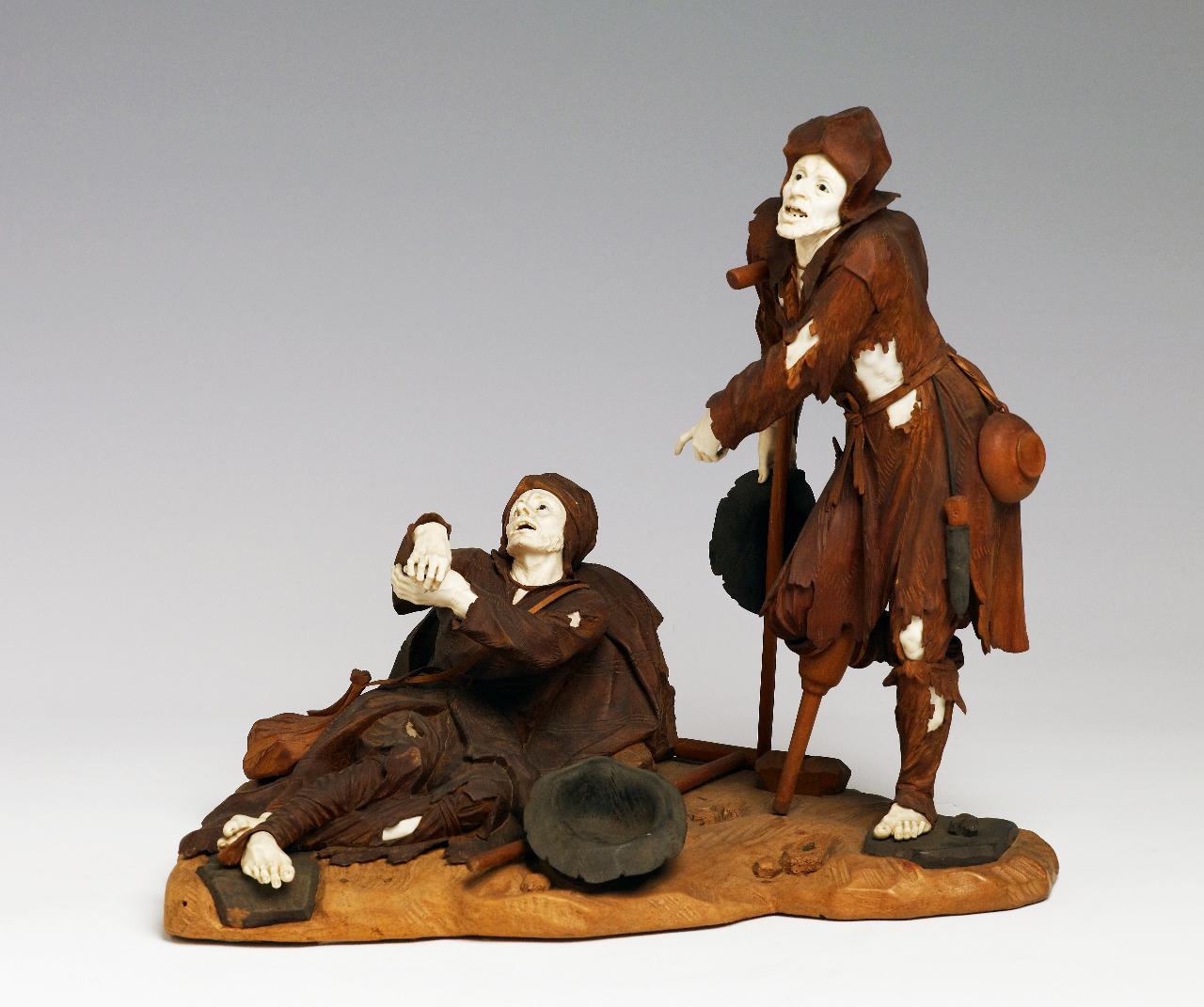 Gruppo con figure di mendicanti: finto zoppo indica un finto (?) storpio, finto zoppo indica un finto (?) storpio (statuetta) - ambito lombardo (primo quarto sec. XVIII)