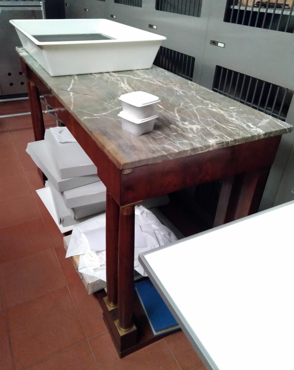 Tavolo in noce con piano in marmo, tavolo (tavolo) di autore ignoto (n.d.)