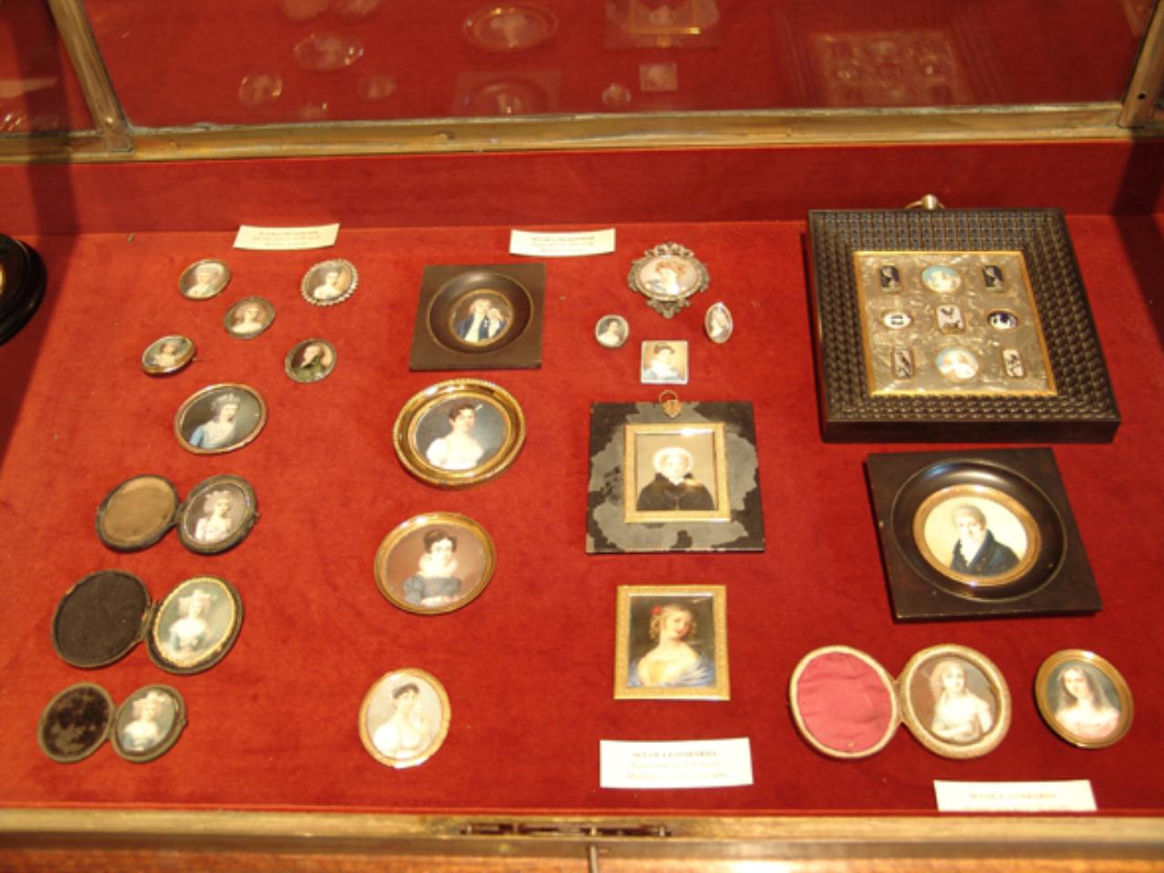 Ritratto di fanciulla con cappellino con fiori, Ritratto di fanciulla con cappellino con fiori (miniatura) - ambito piemontese (seconda metà sec. XVIII)