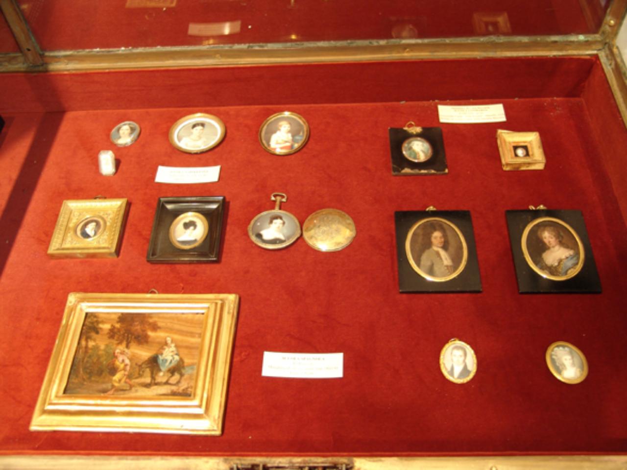 Anello ottogonale in oro con iniziali intrecciate (anello) - ambito italiano (sec. XIX)