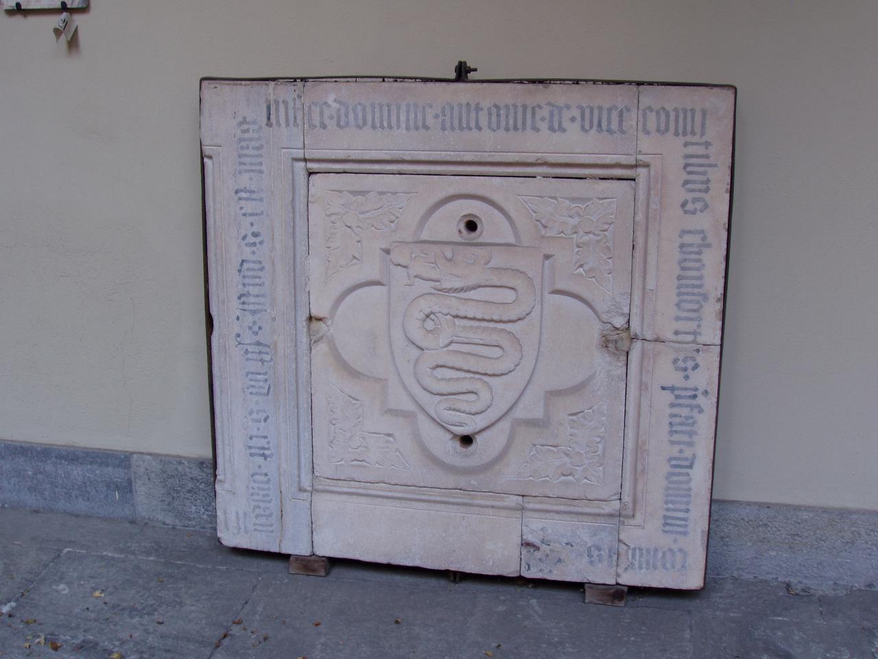 Lastra pavimentale con stemma visconteo, stemma visconteo (rilievo) - ambito lombardo (sec. XV)