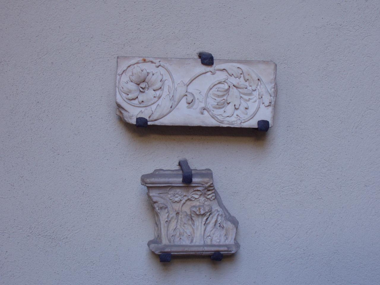 Lacerto di capitello, decorazioni vegetali (capitello) - ambito italiano (seconda metà sec. XV)