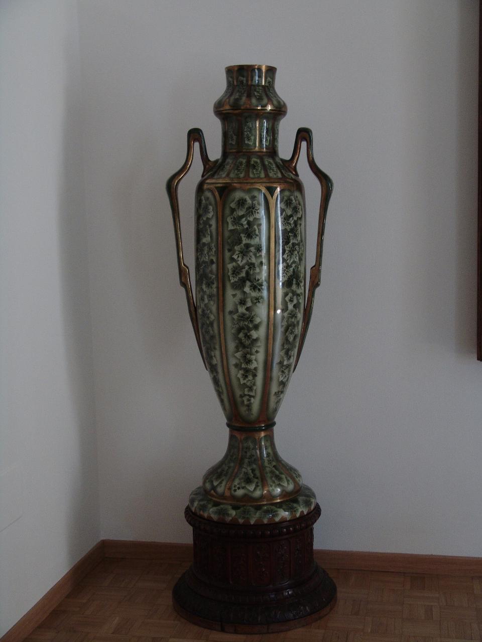 Vaso biansato con motivo decorativo fogliato verde e oro con base in legno, motivo decorativo fogliato verde e oro (vaso) - n.d. (n.d.)