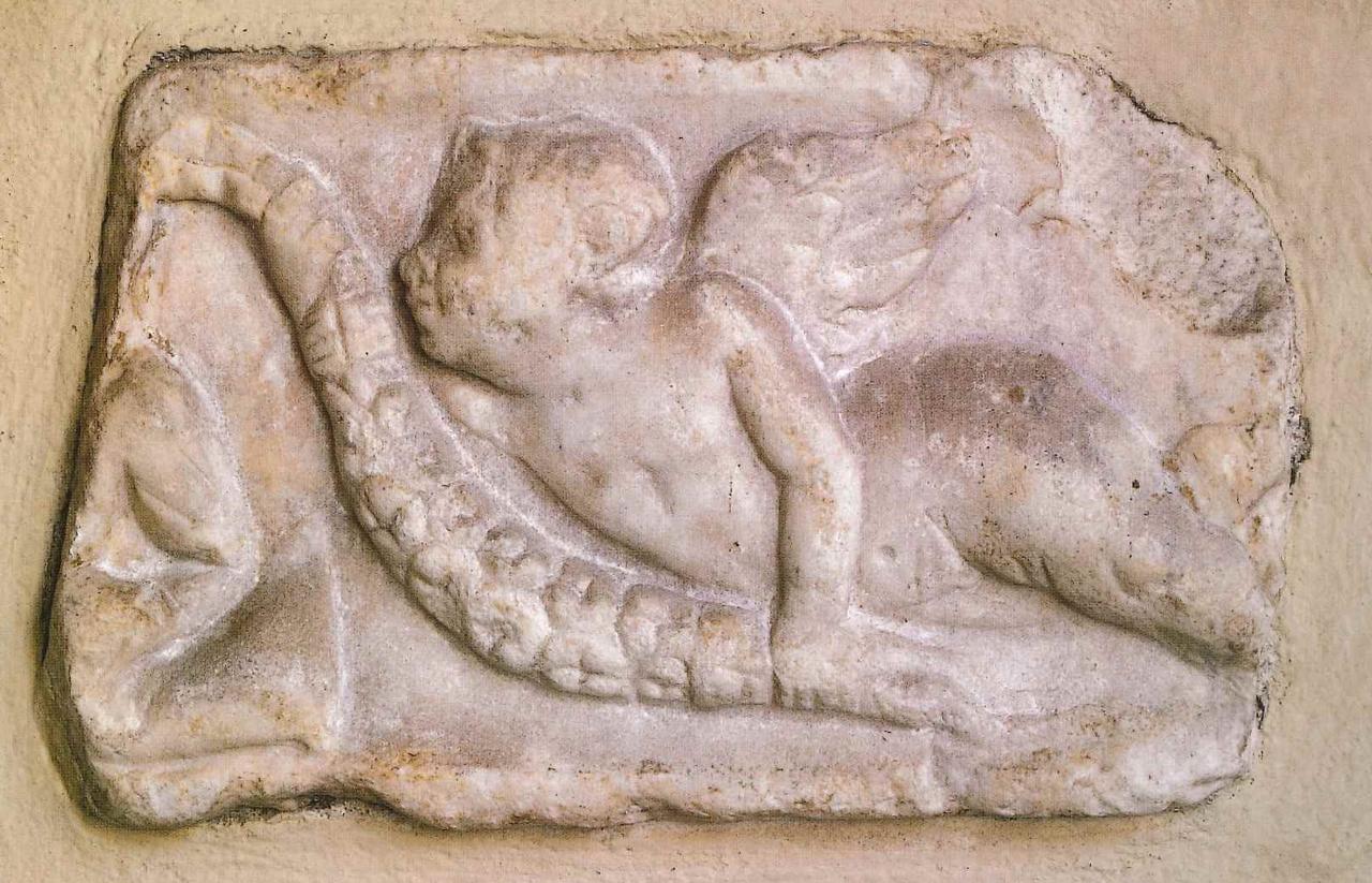 Frammento di coperchio di sarcofago con eroti ghirlandofori, eroti ghirlandofori (rilievo) - n.d. (seconda metà sec. III)