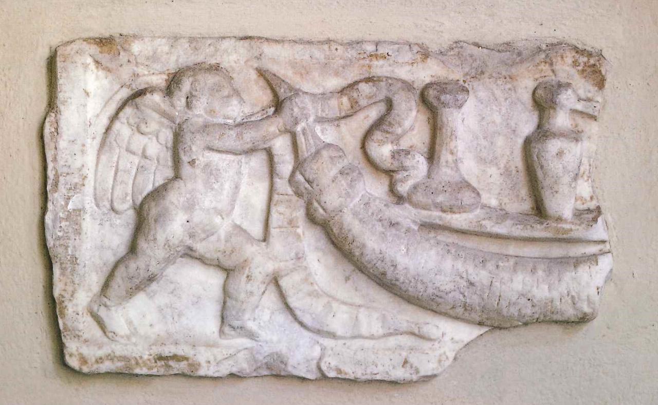 Frammento di coperchio di sarcofago con eroti ghirlandofori, eroti ghirlandofori (rilievo) - n.d. (seconda metà sec. III)