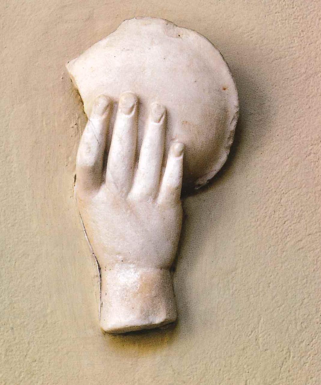 Mano femminile con patera, mano femminile con patera (statua) - n.d. (secc. I/ V)