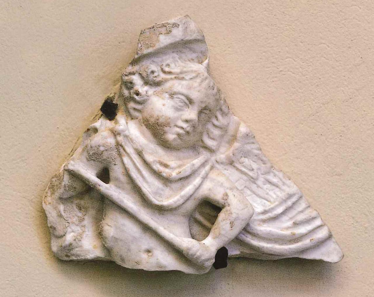 Frammento di sarcofago con erote armato di lancia, erote armato di lancia (rilievo) - n.d. (seconda metà sec. II)