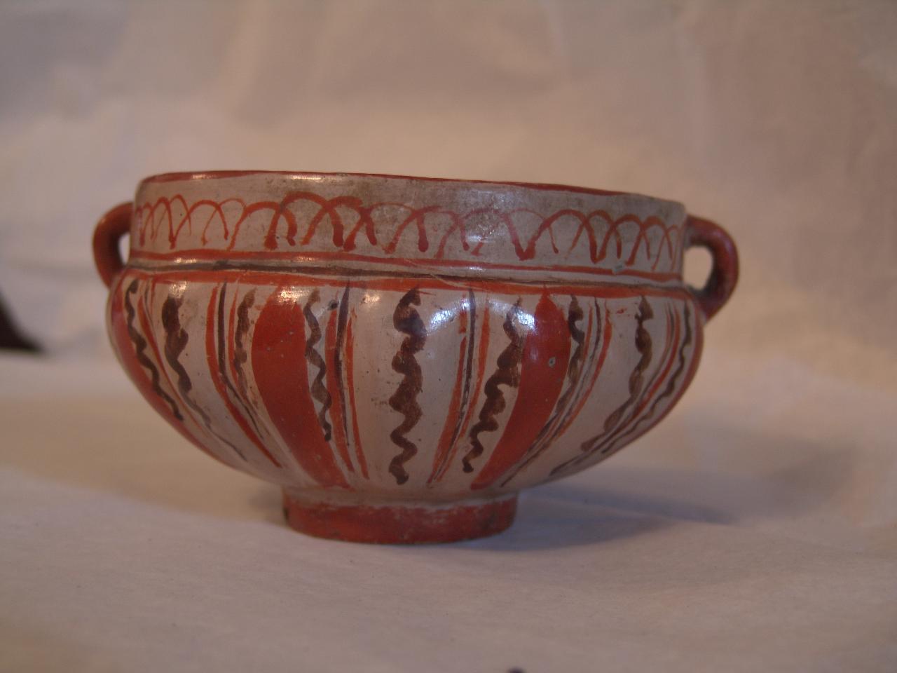 Coppa, motivi decorativi geometrici (coppa) - ambito messicano (secc. XVII/ XVIII)