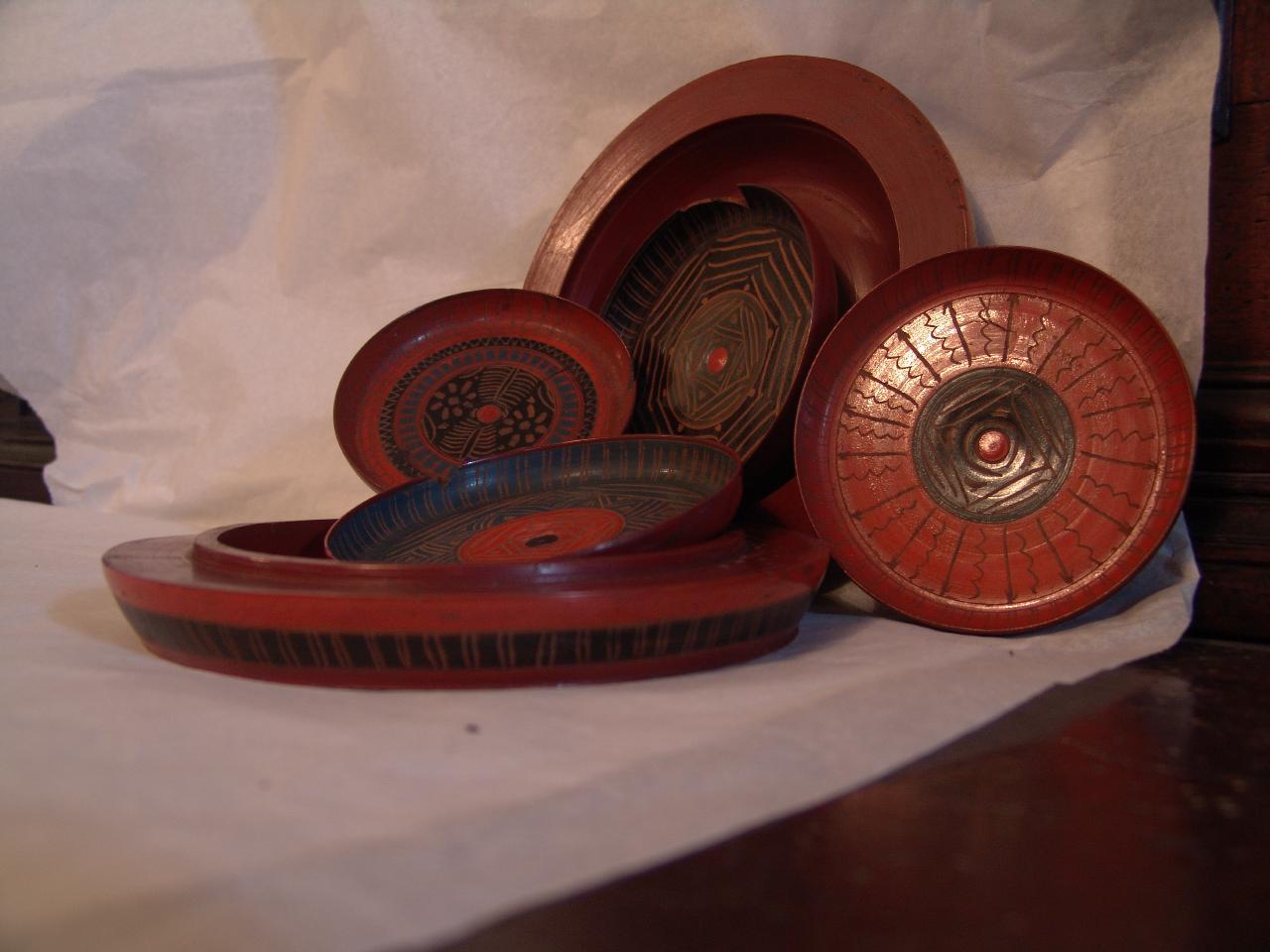 Scatola con piatti, motivi decorativi geometrici (piatto) - ambito Europa centro-orientale (n.d.)