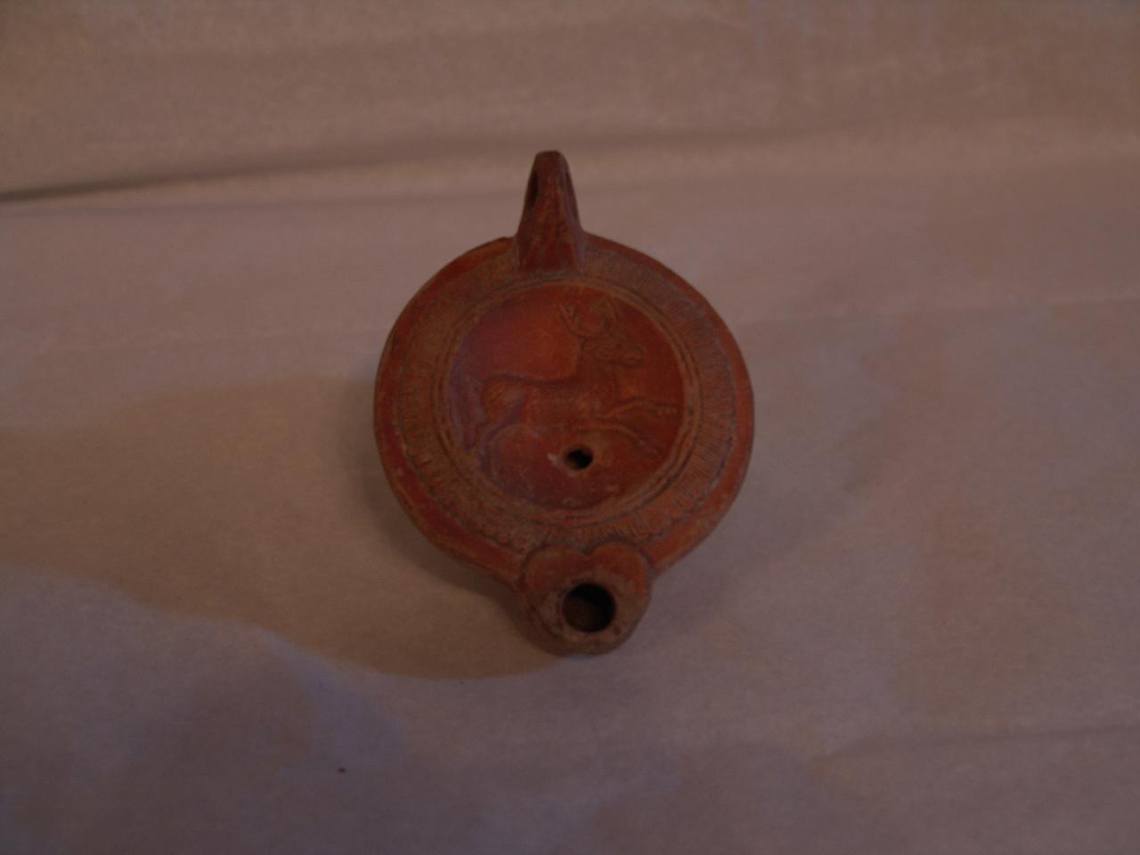 Lucerna a disco con becco cuoriforme, cervo (lucerna) - ambito italiano||ambito africano (secc. II/ III)