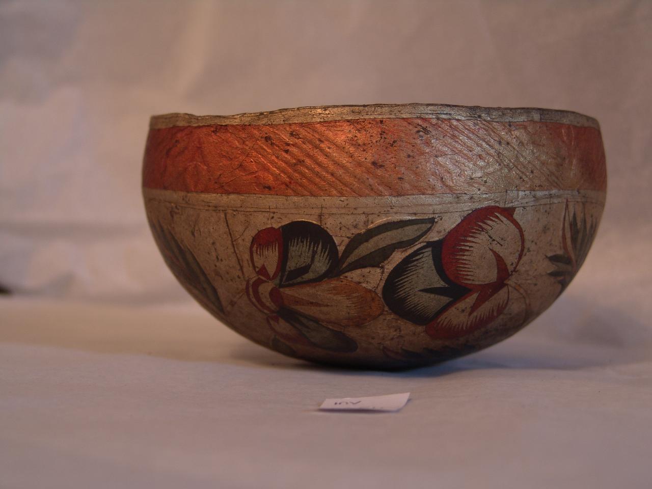 Recipiente in zucca essiccata con decorazione policroma, motivi decorativi floreali (coppa) - ambito messicano (sec. XVII)