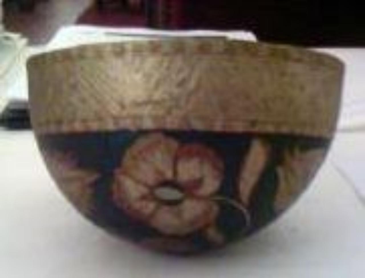 Recipiente in zucca essiccata con decorazione policroma, motivi decorativi floreali (coppa) - ambito messicano (sec. XVII)