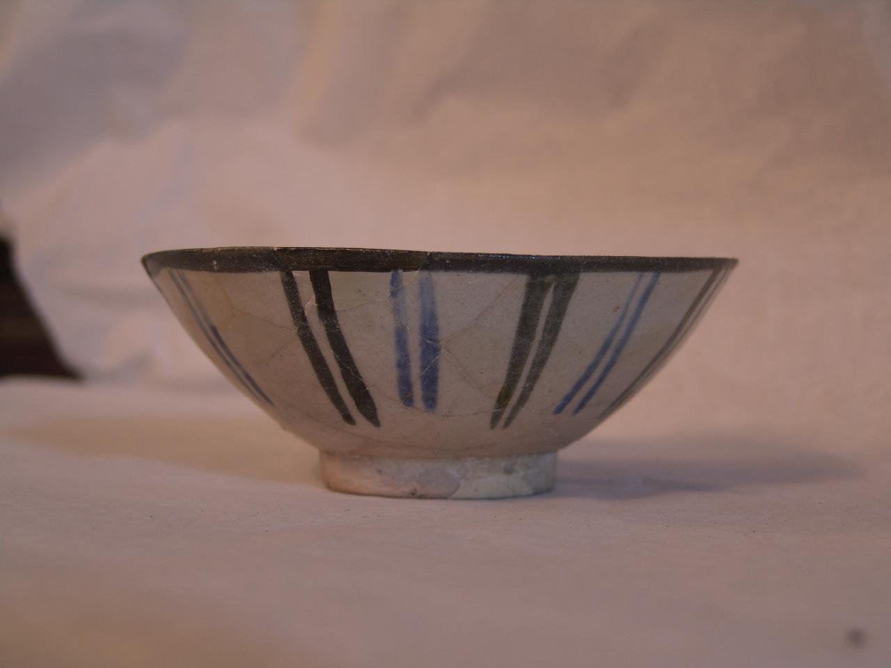 coppa ceramica su piede ad anello, motivi naturalistici (coppa) - ambito persiano (sec. XIV)