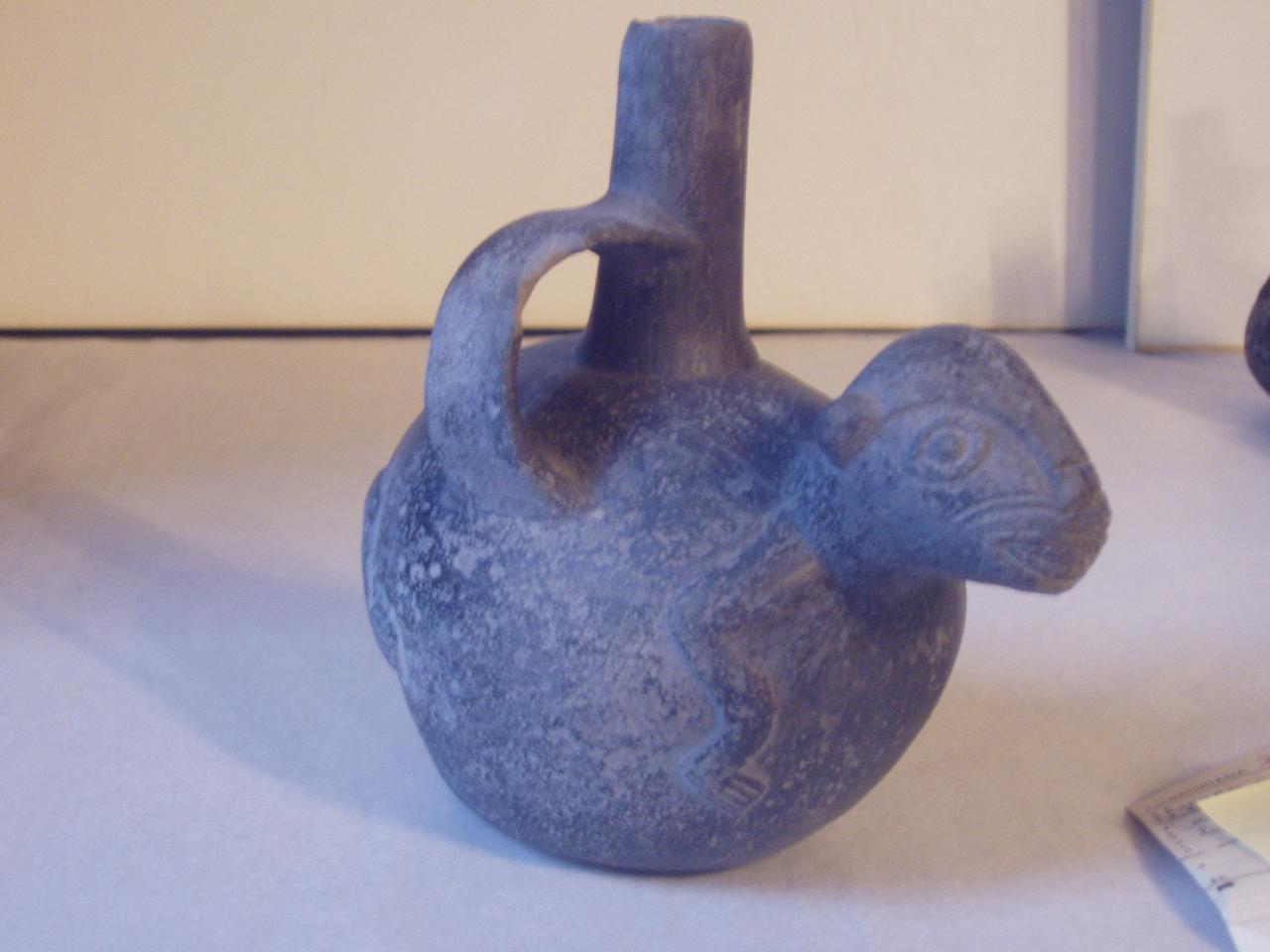 Bottiglia con beccuccio e ansa a ponte, testa di felino (bottiglia) - produzione Chimù (fine/inizio secc. XI/ XV)