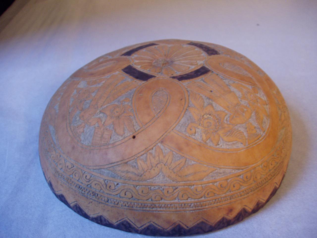 Ciotola, figure maschili e femminili (ciotola) - ambito peruviano (secc. XVIII/ XIX)