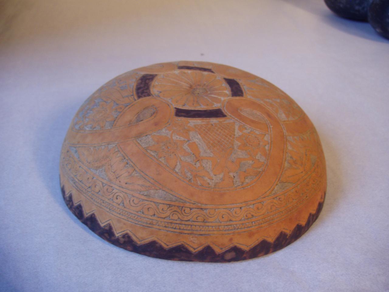 Ciotola, figure maschili e femminili (ciotola) - ambito peruviano (secc. XVIII/ XIX)